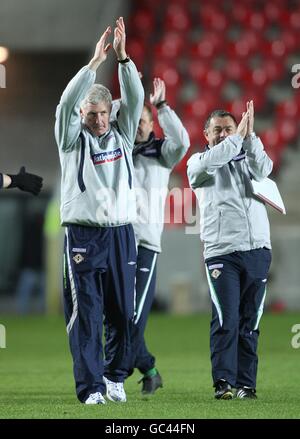 Soccer - FIFA World Cup 2010 - Qualifying Round - Group Three - Czech Republic v Northern Ireland - Spartan Stadium. Northern Ireland manager Nigel Worthington applauds the fans after the final whistle. Stock Photo