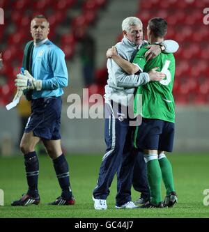 Soccer - FIFA World Cup 2010 - Qualifying Round - Group Three - Czech Republic v Northern Ireland - Spartan Stadium. Northern Ireland manager Nigel Worthington hugs Chris Baird after the game Stock Photo