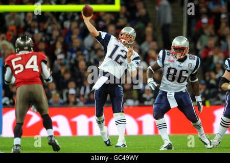 American Football - NFL - New England Patriots v Tampa Bay Buccaneers - Wembley Stadium. New England Patriots quarterback Tom Brady makes a play Stock Photo