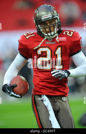 Seattle Seahawks' wide receiver T.J. Houshmandzadeh (R) breaks the tackle  of Tampa Bay Buccaneers ' safety Sabby.