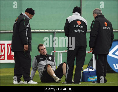 Republic of Ireland goalkeeper Joe Murphy (centre) as he receives medical attention from team masseur, Adam Bux (left), physiotherapist Ciaran Murray (second from right) and team doctor Alan Byrne (right) during a training session at Gannon Park, Malahide, Ireland. Stock Photo