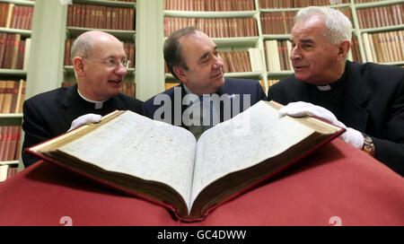 First Minister Alex Salmond (centre), Cardinal Keith O'Brien (right) and Bishop Richard Moth look at old church records during the launch of the Scottish Catholic Archives online at HM General Register House in Edinburgh. Stock Photo