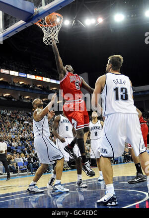 Chicago Bulls forward Luol Deng, right, shoots over Indiana Pacers ...