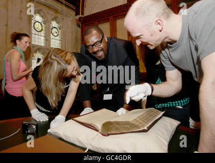 The cast of Othello, (left to right) Sara Poyzer (who plays Emilia), Lenny Henry (Othello) and Conrad Nelson (Iago) who have been invited by the City of London Corporation to view their copy of the 1623 First Folio of Shakespeare's plays, at Guildhall Library in London. Stock Photo