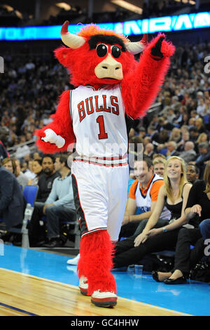 Chicago Bulls' mascot Benny The Bull spins the ball on his finger during  the Bulls NBA basketball media day Monday, Sept. 26, 2022, in Chicago. (AP  Photo/Charles Rex Arbogast Stock Photo - Alamy