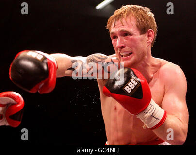 Jason Rushton in action against opponent Brian Rose during the Vacant Central Area Light-middleweight Title fight at the Bolton Arena, Bolton. Picture date: Friday October 23, 2009. Photo credit should read: Dave Thompson/PA Wire. Stock Photo