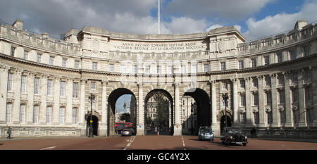 Admiralty Arch in central London, which was constructed in 1910, and had been commissioned by King Edward VII in memory of his mother, Queen Victoria. It is the entrance to The Mall. There is also a famous curiosity attached to the building. On the wall of the northernmost arch there is, carved into the stone, the shape of a human nose. Tradition has it that it is in honour of the Duke of Wellington, who had a large nose and was known to his troops as 'Old Hooky'. Stock Photo