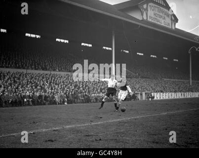 Soccer - Division One - Tottenham Hotspur v Aston Villa - White Hart Lane - 1951. William 'Sonny' Walters of Spurs tangles with Aston Villa's Harry Parkes (right) Stock Photo