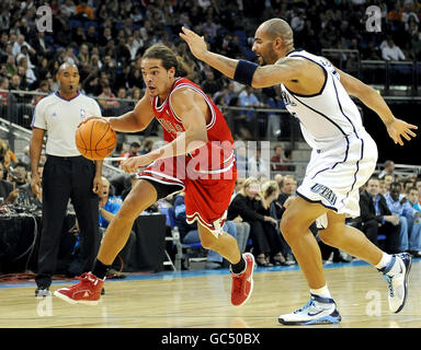 Chicago Bull's Joakim Noah (centre) in action during the NBA exhibition match between the Utah Jazz and the Chicago Bulls at the 02 Arena, London Stock Photo