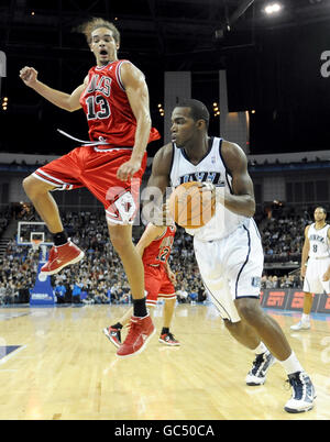 Chicago Bulls' Joakim Noah, right, stops a shot by Cleveland Cavaliers ...