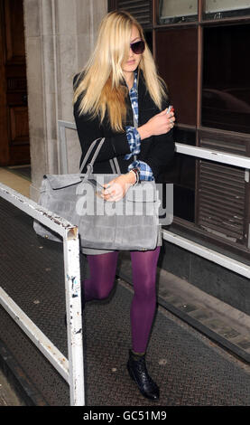 Fearne Cotton leaves the BBC Radio 1 studios in central London. PRESS ASSOCIATION Photo. Picture date: Tuesday October 20, 2009. Photo credit should read: Zak Hussein/PA Stock Photo