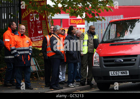 Postal strike. Postal workers in Birmingham picket the main sorting office in the city. Stock Photo