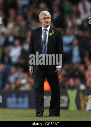 Soccer - Barclays Premier League - Manchester City v Fulham - City of Manchester Stadium. Manchester City manager Mark Hughes, on the touchline Stock Photo