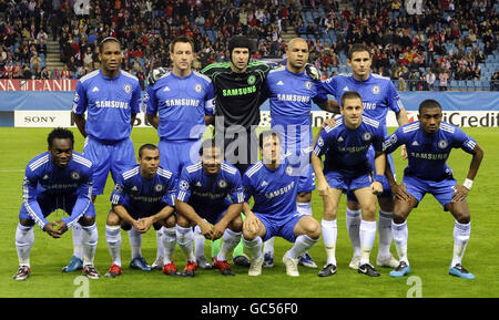 Chelsea Team group (back row left-right Didier Drogba, John Terry, Petr Cech, Alex and Frank Lampard. Front row left-right Michael Essien, Ashley Cole, Florent Malouda, Juilano Belletti, Joe Cole and Salomon Kalou) line up before the UEFA Champions League Group Match match at the Vicente Calderon, Madrid. Stock Photo