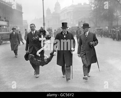 Mr Winston Churchill arrives with the RND wreath on Anzac Day at Whitehall Stock Photo