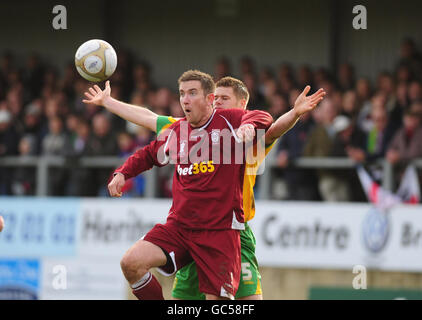 Soccer - FA Cup - First Round - Paulton Rovers v Norwich City - Winterfield Road. Paulton Rovers Rob Claridge (left) in action during the FA Cup First Round match at Winterfield Road, Paulton. Stock Photo