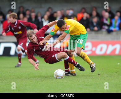 Soccer - FA Cup - First Round - Paulton Rovers v Norwich City - Winterfield Road. Paulton Rovers' Joss Jeffries (left) and Norwich City's Darel Russell during the FA Cup First Round match at Winterfield Road, Paulton. Stock Photo