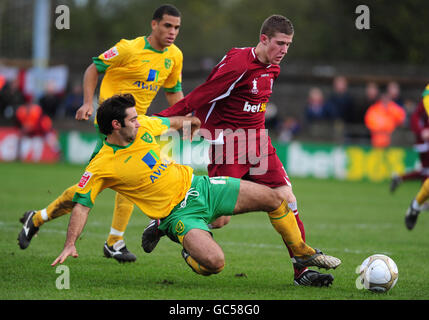 Soccer - FA Cup - First Round - Paulton Rovers v Norwich City - Winterfield Road. Paulton Rovers' Ben Lacey (right) and Norwich City's Simon Lappin during the FA Cup First Round match at Winterfield Road, Paulton. Stock Photo