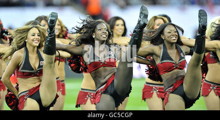 American Football - NFL - New England Patriots v Tampa Bay Buccaneers - Wembley Stadium. Buccaneers cheerleaders entertain the crowd ahead of for the NFL match between the New England Patriots and the Tampa Bay Buccaneers. Stock Photo