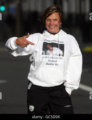 Jade Goody's Mother Jackiey Budden lends her support to a group of Women raising money for Cervical cancer charities during the Dublin City Marathon, Dublin, Ireland. Stock Photo