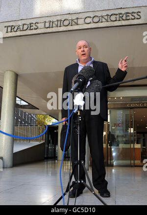 Dave Ward, Deputy General Secretary of the Communication Workers Union speaks outside the Trades Union Congress in London this morning before meeting Managing Director of Royal Mail, Mark Higson, in attempt to avert further strikes by postal workers regarding pay, conditions and modernisation. Stock Photo