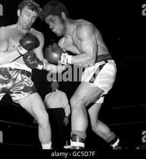 Boxing - Heavyweight - Joe Bugner v Roberto Davila - National Sporting Club, Piccadilly, London Stock Photo