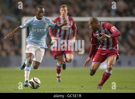 Soccer - Carling Cup - Fourth Round - Manchester City v Scunthorpe United - City of Manchester Stadium. Manchester City's Shaun Wright-Phillips (left) and Scunthorpe United's Marcus Williams (right) in action Stock Photo