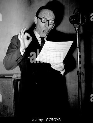 ARTHUR ASKEY UK comedian Stock Photo - Alamy