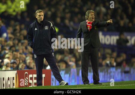 Everton manager David Moyes (left) and Benfica manager Jorge Jesus on the touchline, during the match Stock Photo