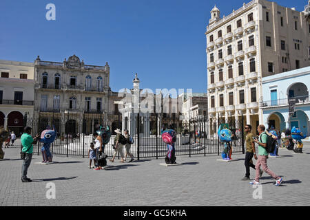 Beautifully renovated buildings and fountain on Plaza Vieja, Habana Vieja (Old Havana), Cuba Stock Photo