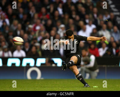 Rugby Union - Investec Challenge Series 2009 - England v New Zealand - Twickenham. New Zealand's Dan Carter kicks a penalty during the Investec Challenge Series 2009 match at Twickenham, London. Stock Photo