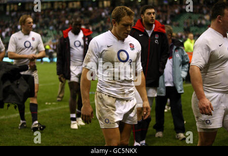 Rugby Union - Investec Challenge Series 2009 - England v New Zealand - Twickenham. England players including Jonny Wilkinson (centre) leave the field following the Investec Challenge Series 2009 match at Twickenham, London. Stock Photo