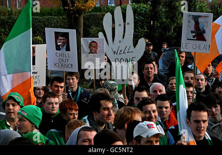 Ireland fans protest at French embassy Stock Photo