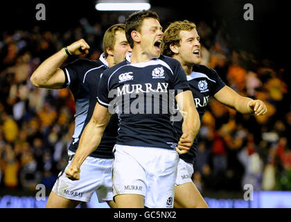 Scotland's Nick De Luca (centre) celebrates at the final whistle after their victory over Australia during the 2009 Bank Of Scotland Corporate Autumn Test match at Murrayfield, Edinburgh. Stock Photo