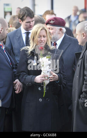 Lorraine Read wife of Captain Daniel Read, during the repatriation procession of three UK soldiers killed in southern Afghanistan, Captain Daniel Read, 31, of 11 Explosive Ordnance Disposal Regiment, Royal Logistic Corps, Corporal Lee Brownson, 30, and Rifleman Luke Farmer, 19, both of 3rd Battalion The Rifles, as it passes through the High Street of Wootton Bassett, Wiltshire. Stock Photo