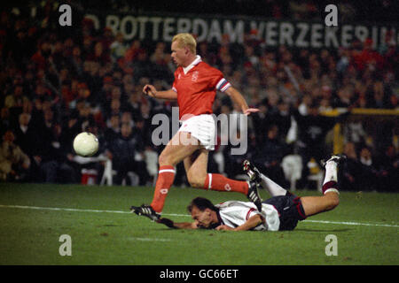 ENGLAND'S DAVID PLATT ON THE GROUND AFTER BEING FLOORED BY RONALD KOEMAN, DURING THE PENALTY INCIDENT, IN THE DUTCH BOX, AT THE WORLD CUP QUALIFYING MATCH AGAINST HOLLAND, IN ROTTERDAM. Stock Photo