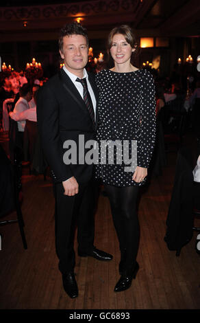 Jamie Oliver chef celebrità comporta per il suo ritratto con la moglie  Jools Oliver a Londra Foto stock - Alamy