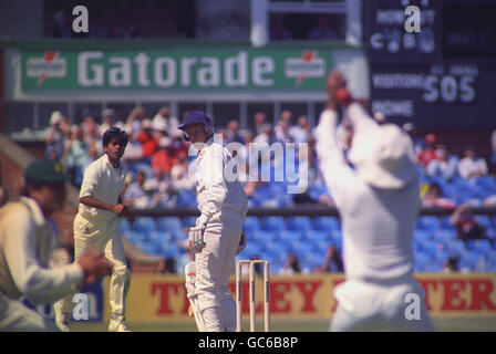 THIRD CORNHILL TEST MATCH: ENGLAND V PAKISTAN; DAVID GOWER IS DROPPED BY SALIM MALIK OFF THE BOWLING OF AAQIB JAVED AT OLD TRAFFORD. DURING HIS INNINGS HE BECAME THE HIGHEST SCORING BATSMAN IN TEST HISTORY PASSING GEOFFREY BOYCOTT'S 8,114 RUNS. Stock Photo