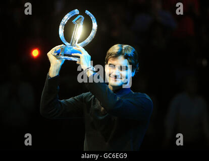 Tennis - Barclays ATP World Tennis Tour Finals - Day Four - o2 Arena. Roger Federer with the 2009 ATP World Tour Champion Trophy Stock Photo