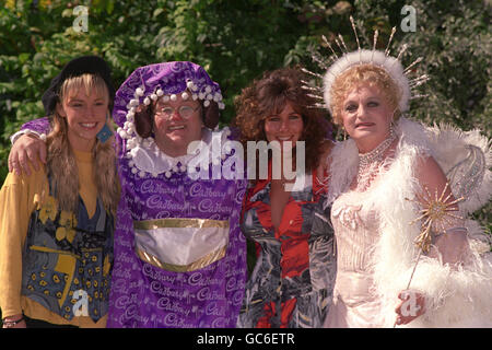 MICHAELA STRACHAN (L-R) CHILDREN'S TV PRESENTER) LES DAWSON, LINDA LUSARDI AND DAME HILDA BRACKETT TEAM TOGETHER FOR THE LAUNCH OF THE FOURTH ANNUAL CADBURY'S PANTOMINE SEASON IN AID OF SAVE THE CHILDREN IN LONDON. Stock Photo