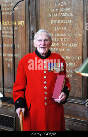 A Chelsea pensioner leaves a special Christmas ceremony at the Royal Hospital Chelsea. Stock Photo