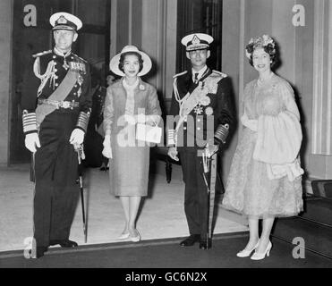 King Bhumibol Adulyadej and Queen Sirikit of Thailand with Queen Elizabeth II and the Duke of Edinburgh at Buckingham Palace after their processional drive from Victoria Station at the start of the Thai royal couple's State visit. Stock Photo