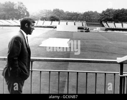 Cricket - Middlesex v Leicestershire - Lord's Cricket Ground. PETER PARFITT (Captain of Middlesex) surveys the gloomy weather scene.The match was finally cancelled without over starting. Stock Photo