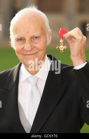 Cinematographer billy williams holds his obe hi-res stock photography and  images - Alamy