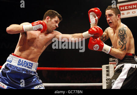 Boxing - British Middleweight Title - Darren Barker v Danny Butler - Brentwood Leisure Centre. Darren Barker (left) and Danny Butler during the British Middleweight title bout at the Brentwood Leisure Centre, Essex. Stock Photo