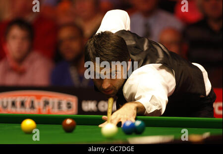 England's Ronnie O'Sullivan on the table during Quarter-Final match against England's Mark Selby during the Pukka Pies UK Championship at Telford International Centre, Telford. Stock Photo