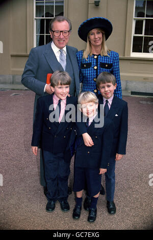 SIR DAVID FROST WITH HIS WIFE LADY CARINA & 3 SONS, GEORGE, WILFRED & MILES AT BUCKINGHAM PALACE ON THE OCCASION OF HIS KNIGHTHOOD BY THE QUEEN. Stock Photo