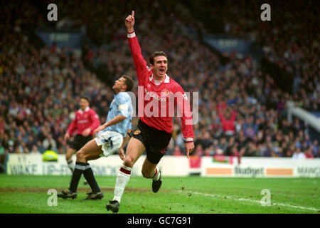 Soccer - Premier League - Manchester City v Manchester United - Maine Road. Manchester United's Eric Cantona celebrates scoring the equaliser Stock Photo