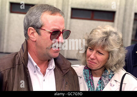 COLIN & WENDY PARRY BREAK DOWN OUTSIDE WARRINGTON GENERAL HOSPITAL AS THEY TALK TO REPORTERS ABOUT THEIR SON TIM, WHO WAS INJURED IN A BOMB BLAST. Stock Photo