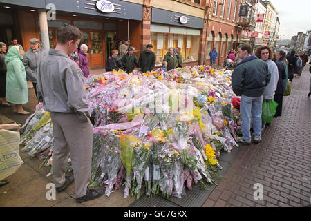 The Troubles - IRA Warrington Bomb Attacks - Warrington. FLORAL TRIBUTES IN BRIDGE STREET, WARRINGTON, CONTINUE TO ARRIVE. Stock Photo